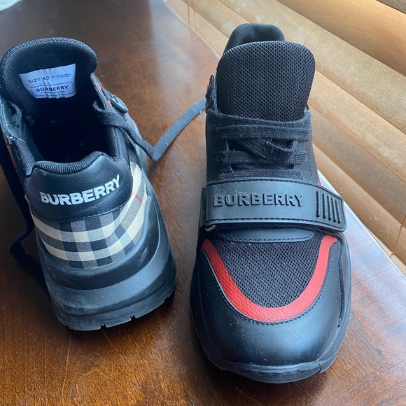 Black Burberry shoes - Picture 2 of 3